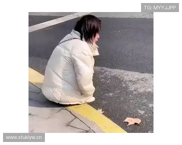 余依婷蹲路边吃煎饼，手上那枚钻戒跟路灯抢着亮